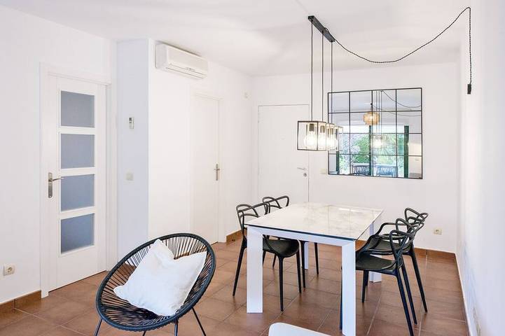 Location de vacances pour 5 personnes, avec terrasse ainsi que jardin et piscine à L'Ametlla de Mar