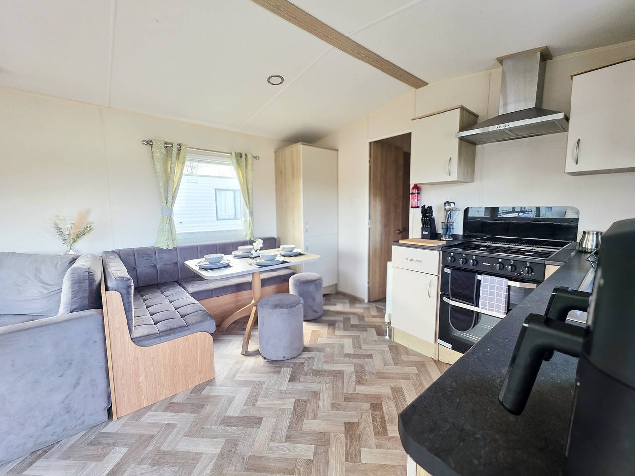 Static Caravan 3 Bed Sleeps 8 Dog Friendly Parking in Northampton, Northamptonshire