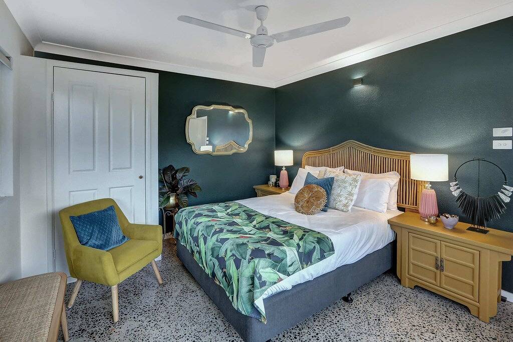 Ganze Wohnung, Tropicana Courtyard - Stylish Tropical Retreat with Private Courtyard & Prime Location in Cairns, Far North Queensland