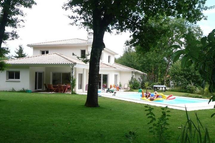 Location de vacances pour 10 personnes, avec Terrasse et Jardin à Saint-Aubin-de-Médoc