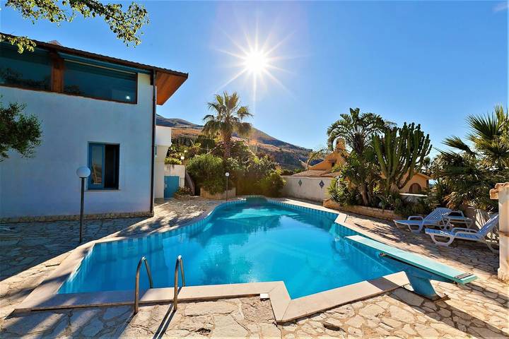 Villa per 12 persone, con balcone e idromassaggio nonché giardino in Valderice
