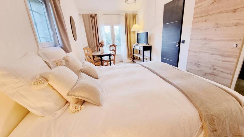 Chambre d’hôte pour 4 personnes, avec Terrasse ainsi que Jardin et Piscine