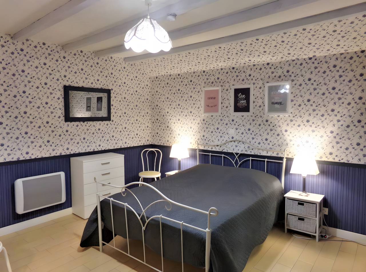 Guest Rooms 'Le Pré Fleuri 5' with Shared Pool, Communal Terrace and Wi-Fi in Saint-Sulpice-de-Roumagnac, Périgord Vert