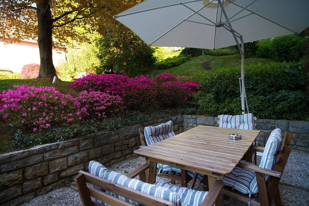 Hel lejlighed, Suite \"Tinca\" at 2 steps from the lake with private dehor, lounge bar and swimming pool in Riva (Faggeto Lario), Faggeto Lario