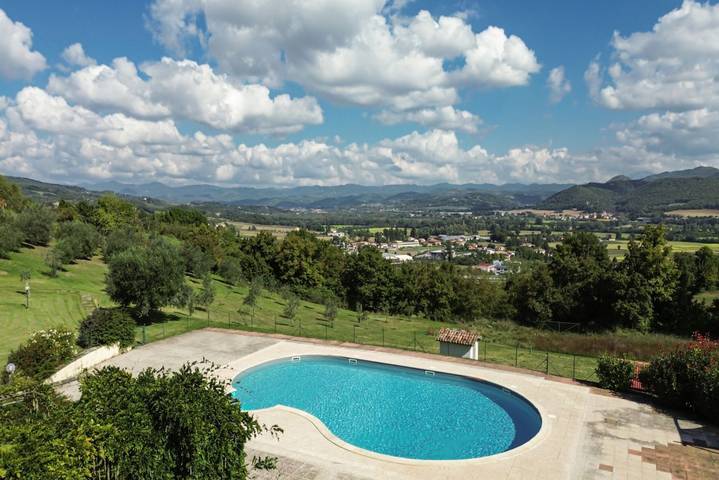 Location de vacances pour 14 personnes, avec Balcon/Terrasse ainsi que Jardin et Piscine à Città di Castello - 2