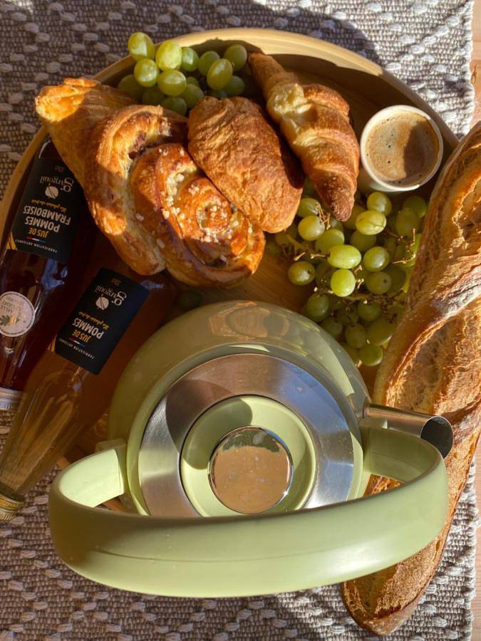 Gîte pour 2 personnes, avec vue sur le lac et terrasse ainsi que vue et jardin à Le Vigeant - 4