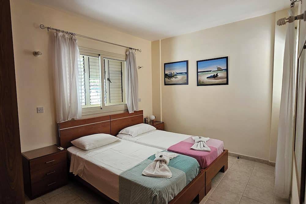 On the Beach House -Cozy bungalow in front of the Latsi beach. Best for families in Πόλις Χρυσοχούς, South Cyprus