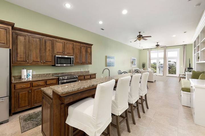 Vacation rental for 5 people, with pool and balcony in St. Simons Island