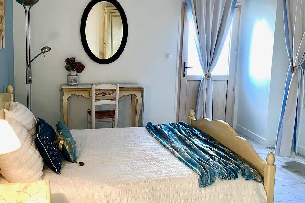 Charming F5 6/ 8 pers 110m2, in large grounds, heated pool near Ardèche. in Aubenas, Ardèche