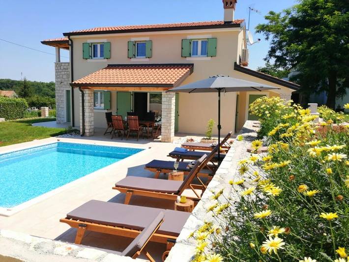 Ferienhaus für 6 Personen, mit Balkon und Terrasse sowie Garten und Pool