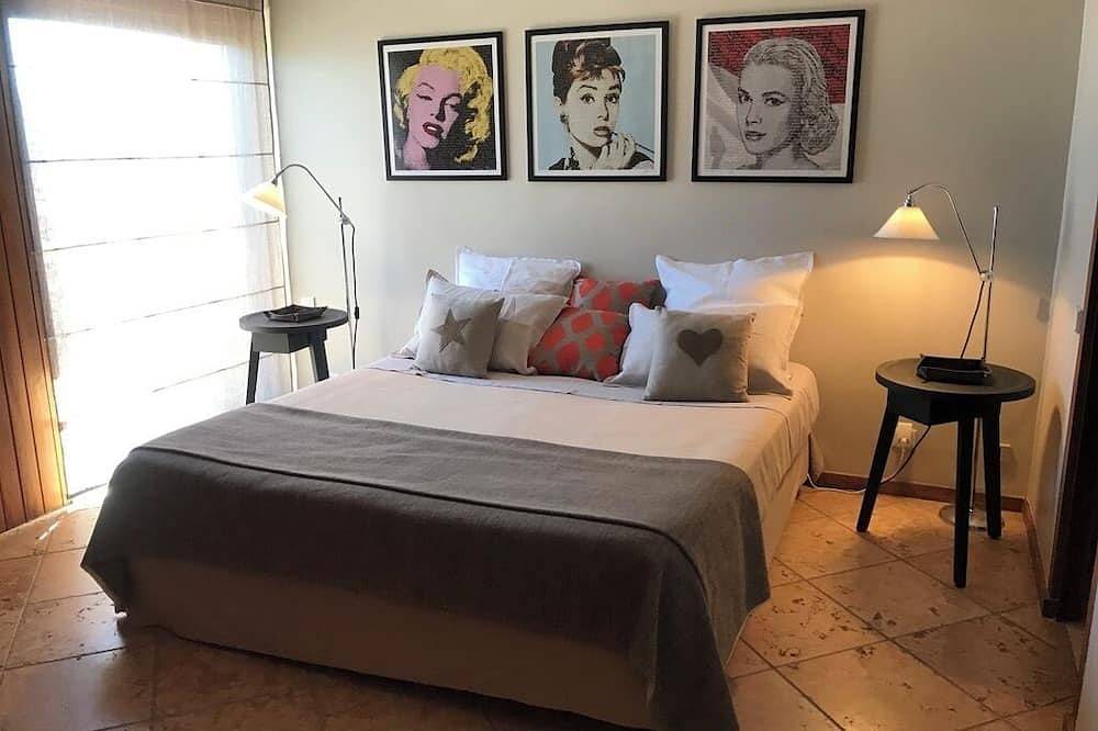 Waterfront Villa Private Estate Swimming Pool And Spa in Cap Bénat, Bormes-les-Mimosas