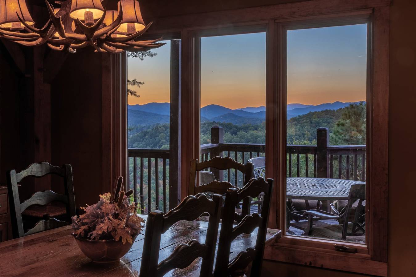 Entire studio, Lake Views, Luxury,Hottub,Game Rm! 5bed/4.5bath! in Fontana Lake