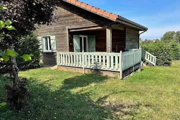 Location de vacances pour 7 personnes, avec jardin ainsi que piscine et terrasse à Saint-Mamet-la-Salvetat