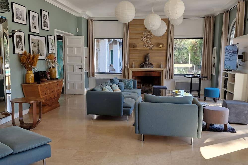 In the countryside, a very large villa to gather Family and Friends in Carcassonne, Carcassonne region