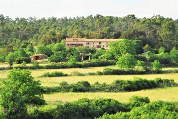 Gîte pour 2 personnes, avec piscine ainsi que vue et jardin à Barjols