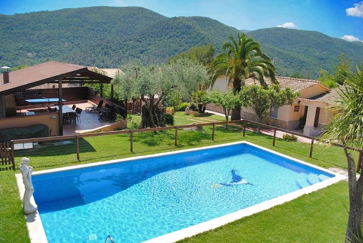Casa rural para 14 personas, con Balcón y Terraza además de Jardín y Piscina en Porqueras