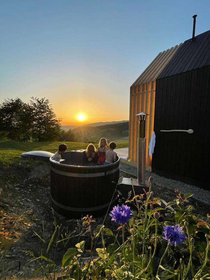 Dom dla 5 osób, z Jacuzzi i Taras oraz Ogród i Sauna w Laskowa - Kamionna