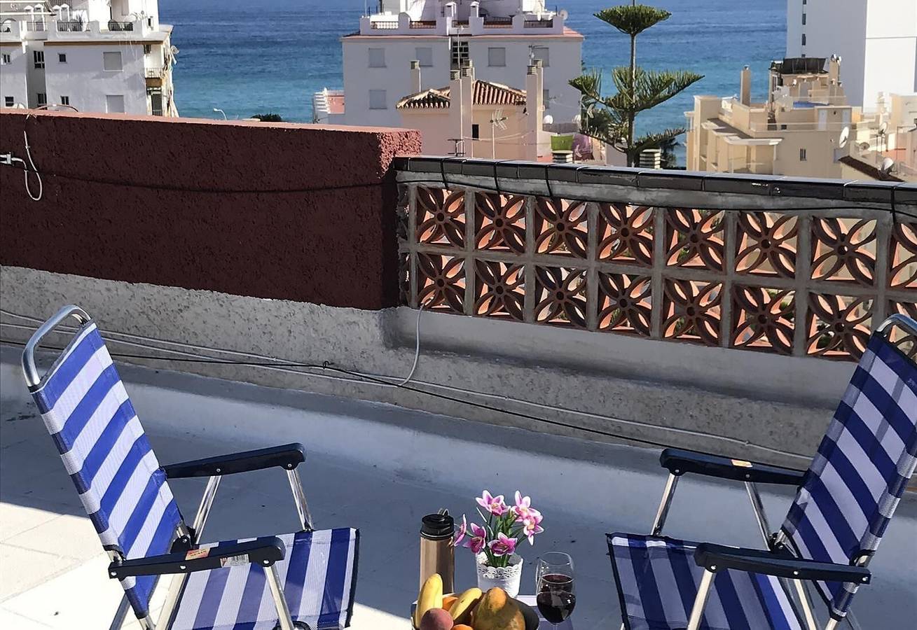 "Mini penthouse with Stunning Seaviews", piscina compartida y jardín in Nerja Centre, Nerja