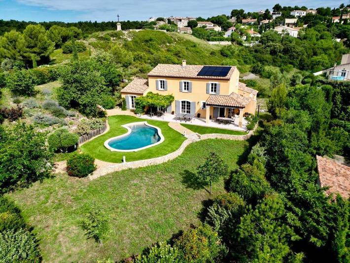 Location de vacances pour 8 personnes, avec terrasse et piscine, animaux acceptés à Aurons