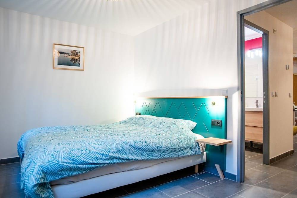 Entire apartment, Superb apartment (3pers) air-conditioned, quiet, ideal location in town center in Nîmes, Nimes region