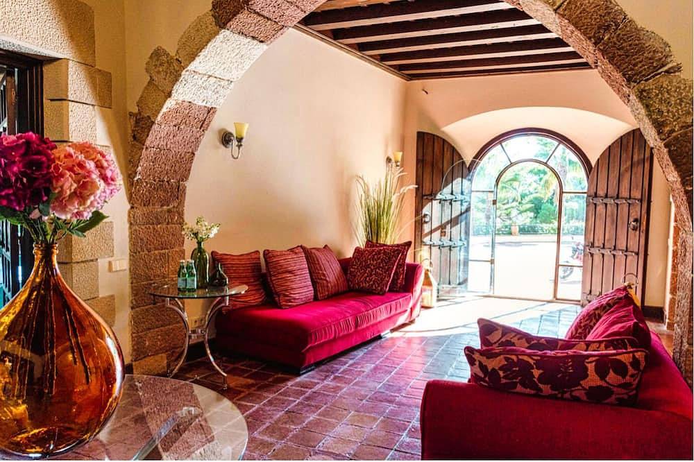 Just 5 minutes from the beach,  15 minutes from Barcelona, Luxury villa in Castelldefels, Baix Llobregat