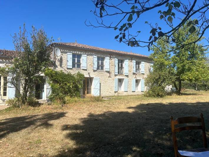 Chambre d’hôte pour 3 personnes, avec Balcon et Terrasse ainsi que Jardin et Piscine