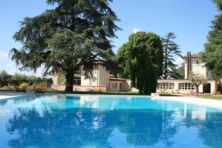 Rustico, con Idromassaggio e Terrazza nonché Giardino e Piscina a Ferrara