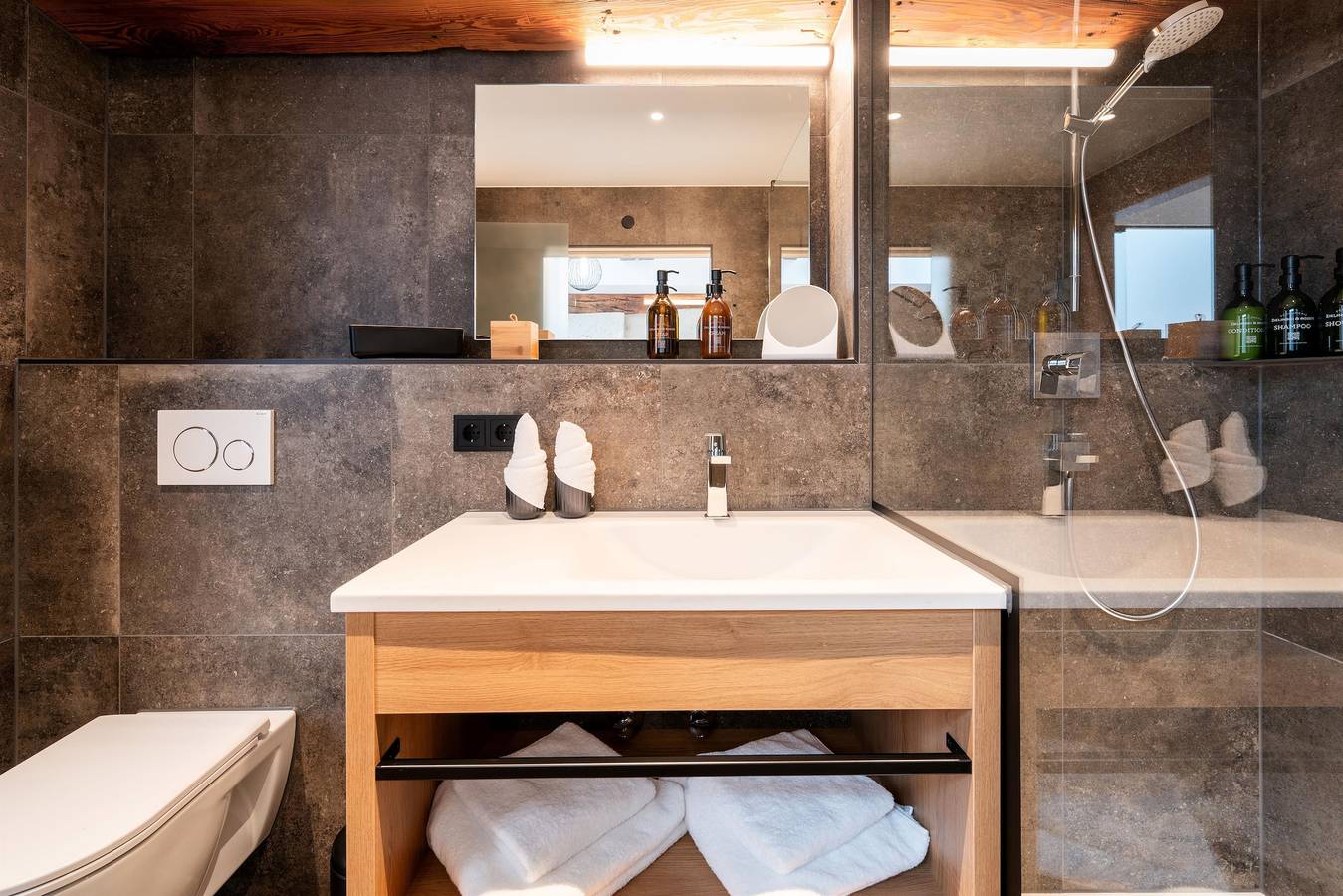 Ganze Ferienwohnung, Traube Suite mit Küchenzeile in Rattenberg, Kitzbüheler Alpen
