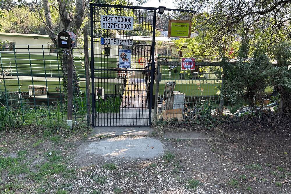 Atypical bed and breakfast on our barge in the Camargue.2-person room max. in Arles, Arles region