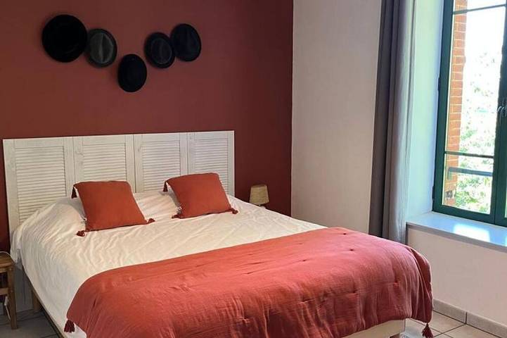 Gîte pour 6 personnes, avec Terrasse et Jardin ainsi que Piscine et Sauna dans Saint-Just-la-Pendue - 2