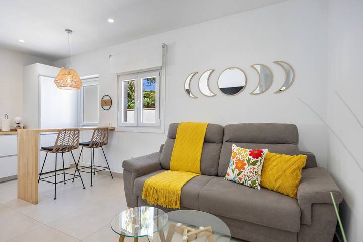 Casita Meraki 2 con piscina interior climatizada, jardín, terraza y Wi-Fi in Playa La Barrosa, Chiclana de la Frontera