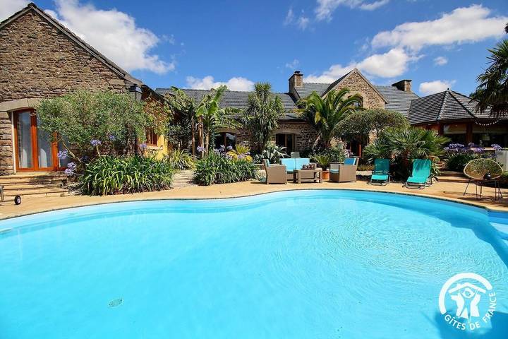 Chambre d’hôte pour 2 personnes, avec Terrasse ainsi que Jardin et Piscine à Pommeret