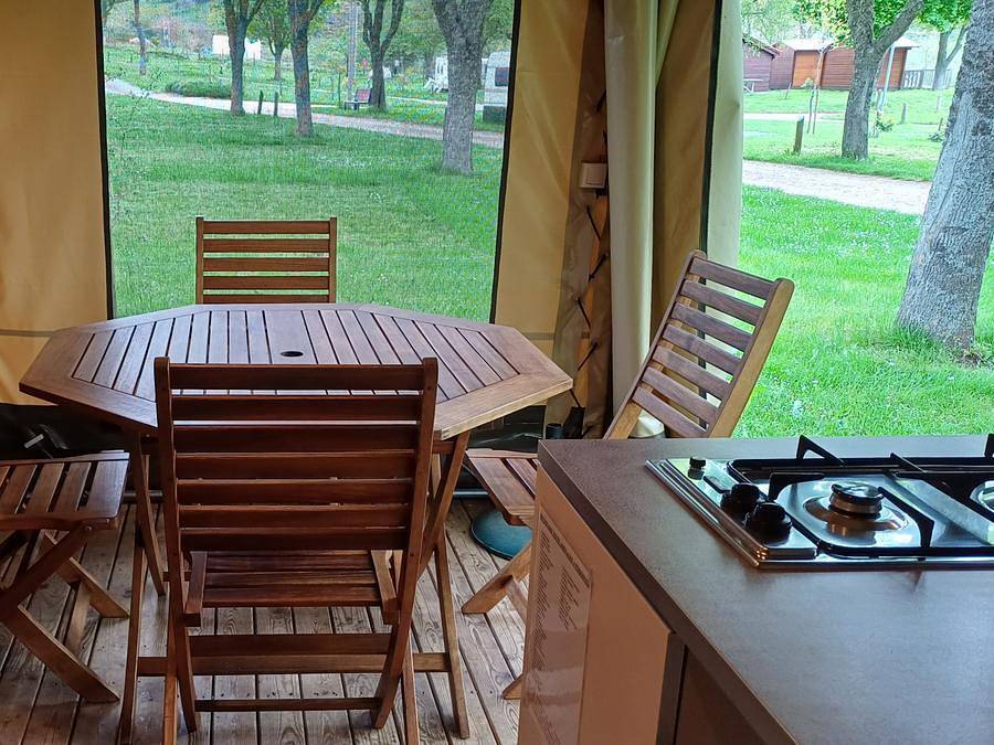 Camping La Cigale de l'Allier - Tienda de campaña 4 personas - Lodge Mayotte - Trigano sin instalaciones sanitarias in Langogne, Región de Mende