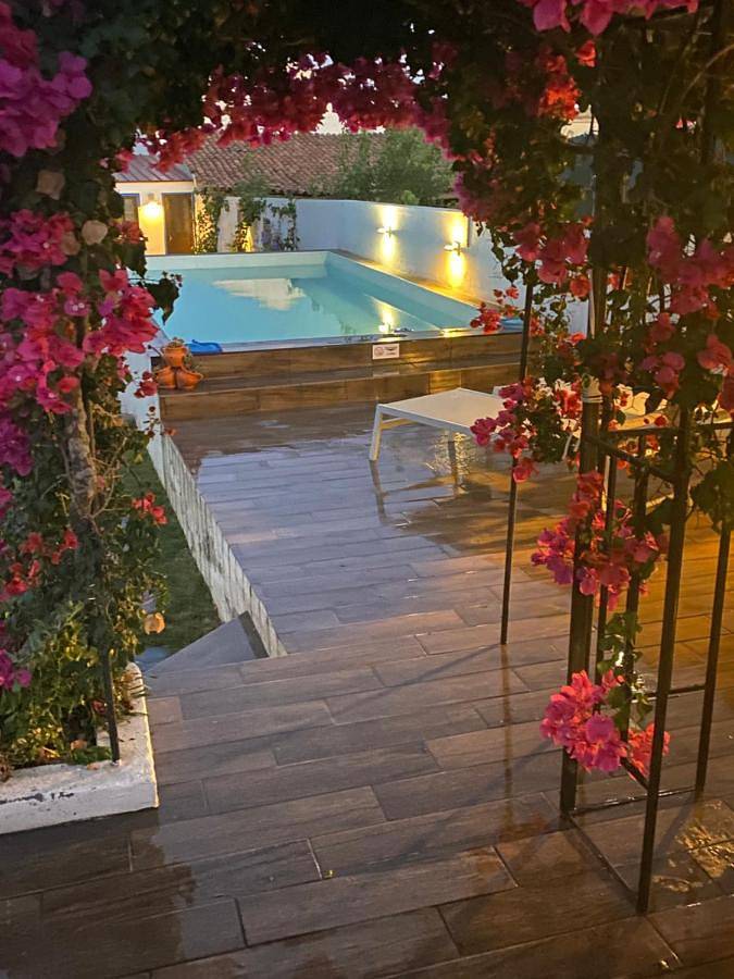 Location de vacances pour 7 personnes, avec Terrasse ainsi que Jardin et Piscine dans Roncão