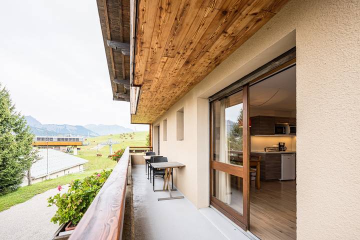 Entire studio, Studio Apartment '5 - L'Épilobe' with Mountain View, Shared Garden and Wi-Fi in Cohennoz, Albertville region