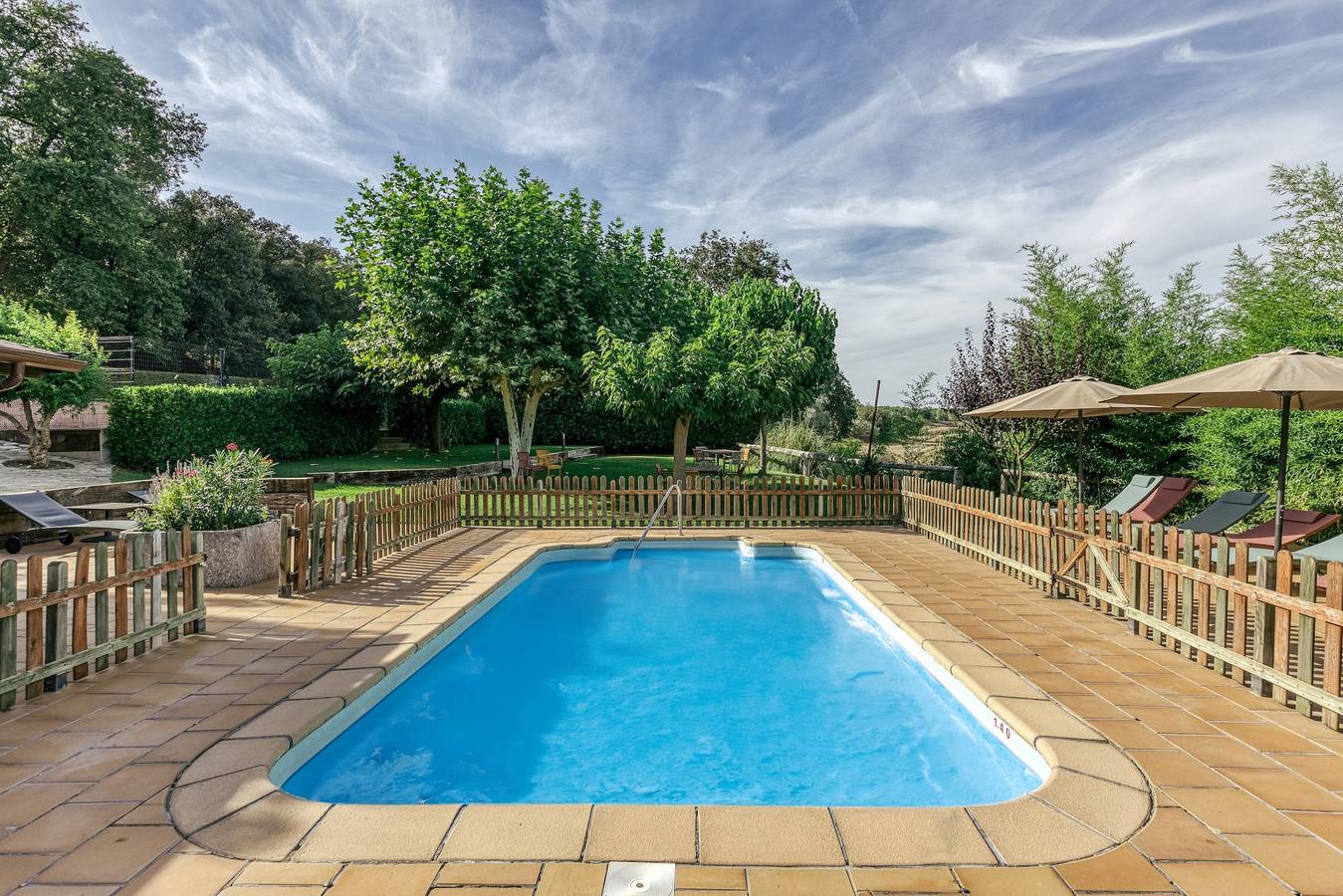Mas Alba' con vistas a la montaña, piscina privada y Wi-Fi in Vilademuls, Pla de l'Estany