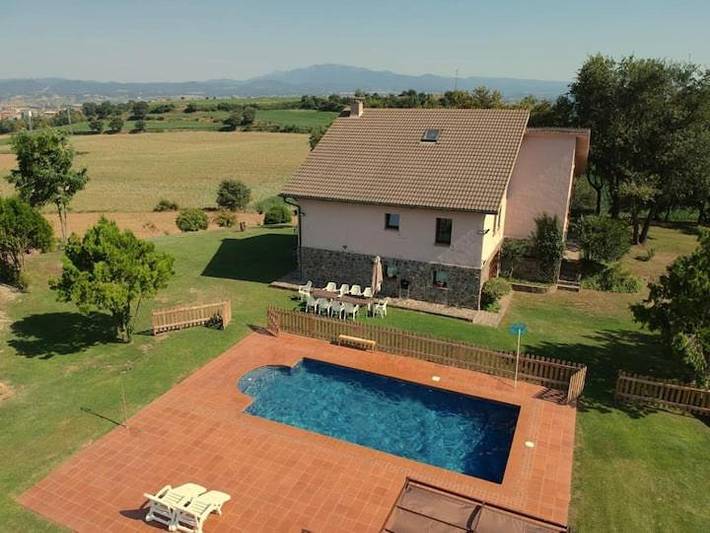 Casa rural para 12 personas, con vistas además de jardín y balcón en Gurb