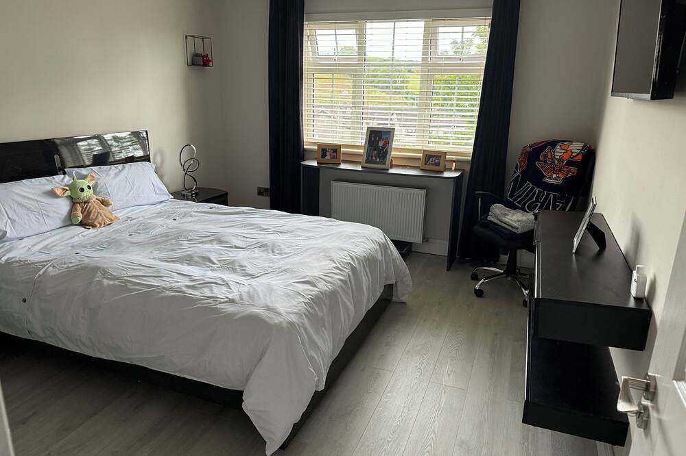 Completely furnished 3 big bedroom 2,5 bathroom show house , cleaner incl , in Cork, County Cork