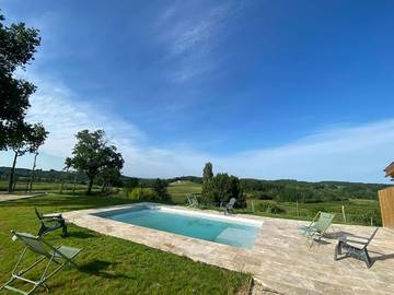Location de vacances pour 8 personnes, avec vue ainsi que piscine et jardin à Gardegan-et-Tourtirac