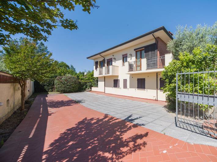 Appartamento per 6 persone, con Balcone e Terrazza nonché Giardino a Pietrasanta