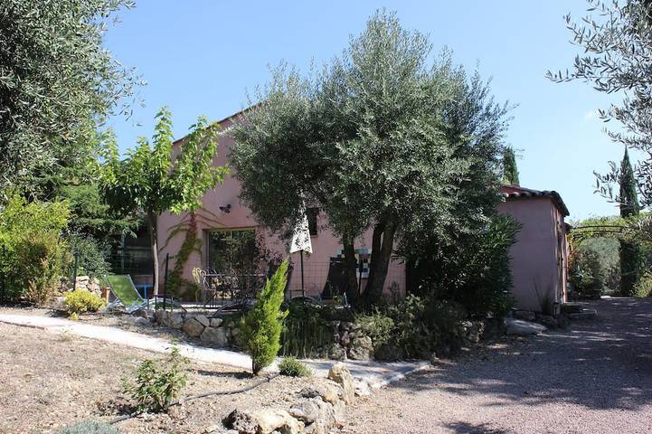 Gîte pour 5 personnes, avec jardin et piscine