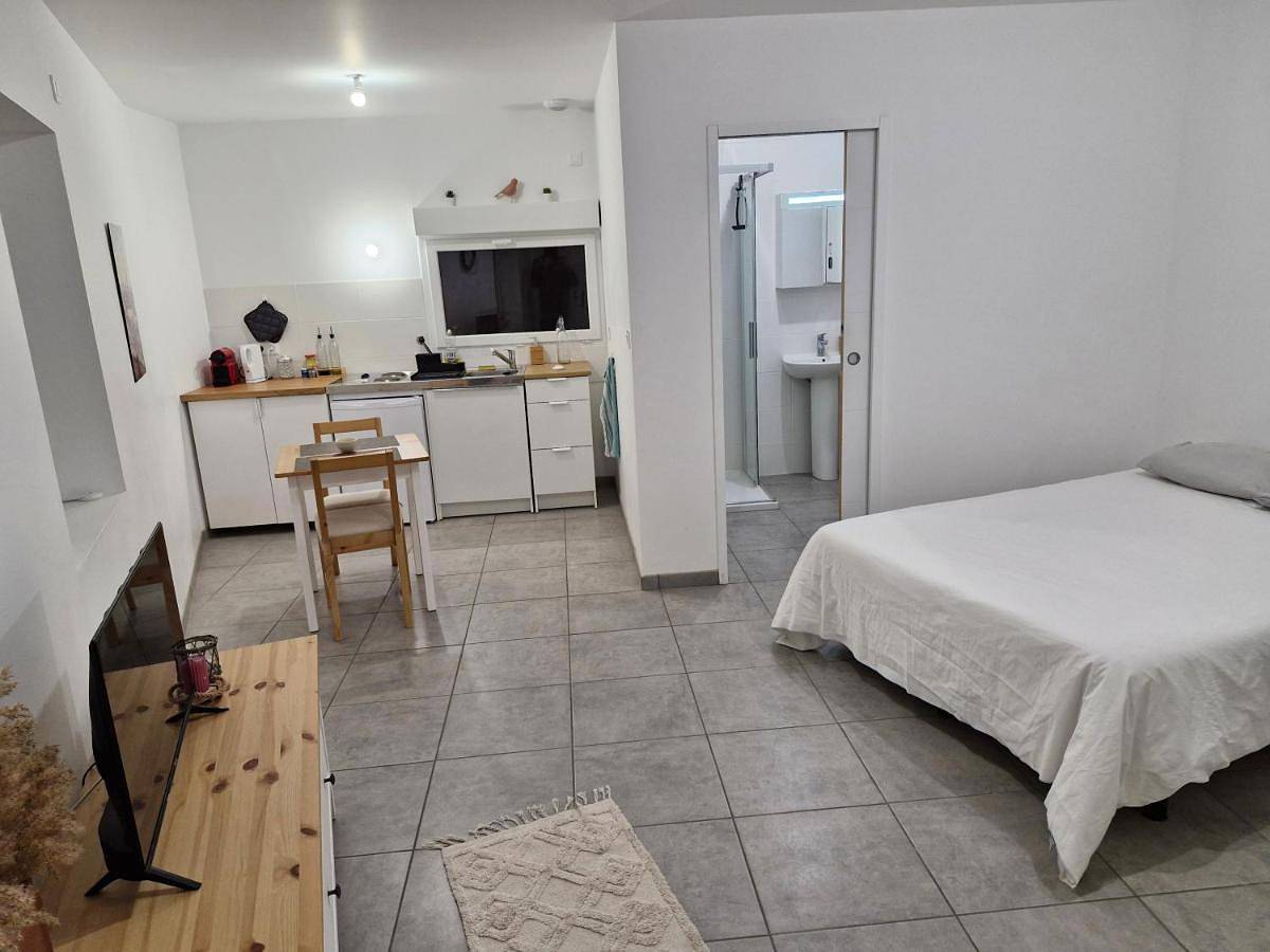 Appartement entier, One-Bedroom Apartment in Douvres (Ain), Belley