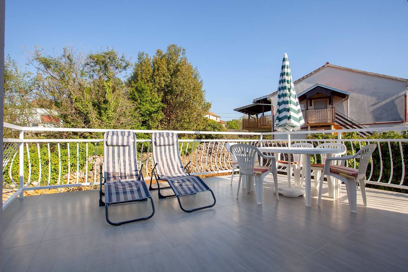 Przestronny apartament z jedną sypialnią i klimatyzacją in Sveti Vid-Miholjice, Malinska-Dubašnica