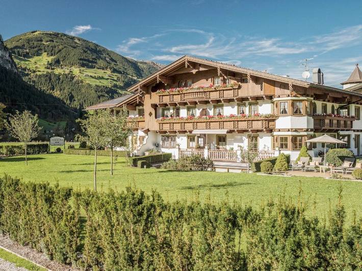 Ferienwohnung für 4 Personen, mit Balkon und Terrasse sowie Garten und Sauna in Mayrhofen