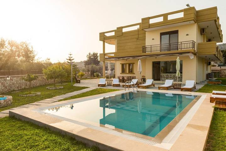 Ferienhaus für 8 Personen, mit Balkon und Whirlpool sowie Terrasse und Garten in Afantou