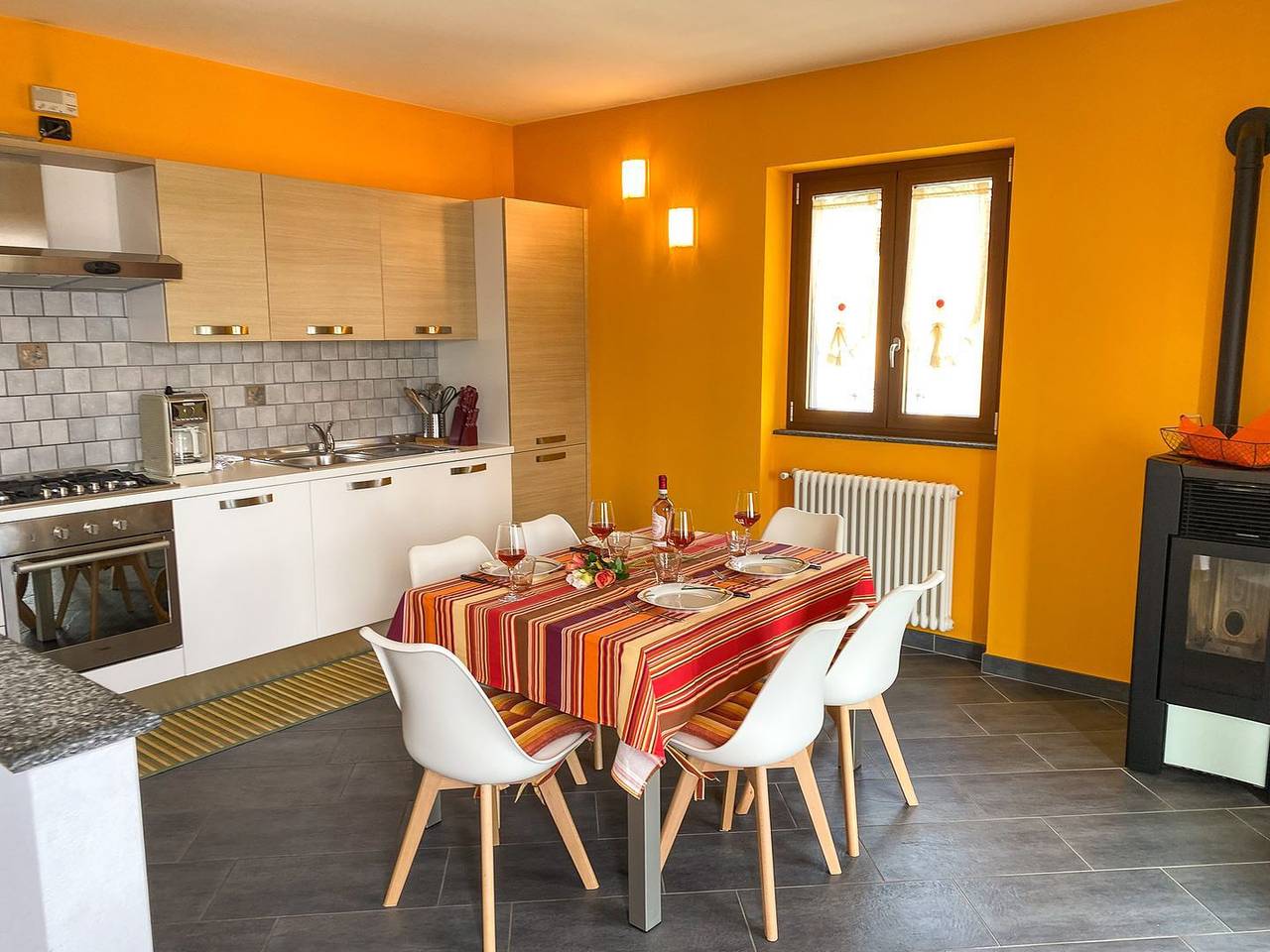 Ganze Wohnung, Giardino-Maria Tulipano Garten-Ferienwohnung mit Seeblick in Domaso, Comer See