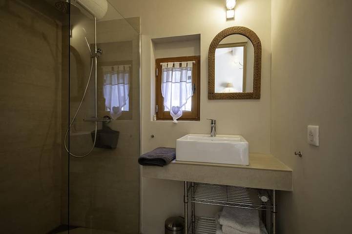 Location de vacances pour 2 personnes, avec terrasse ainsi que jardin et piscine à Ménerbes - 4