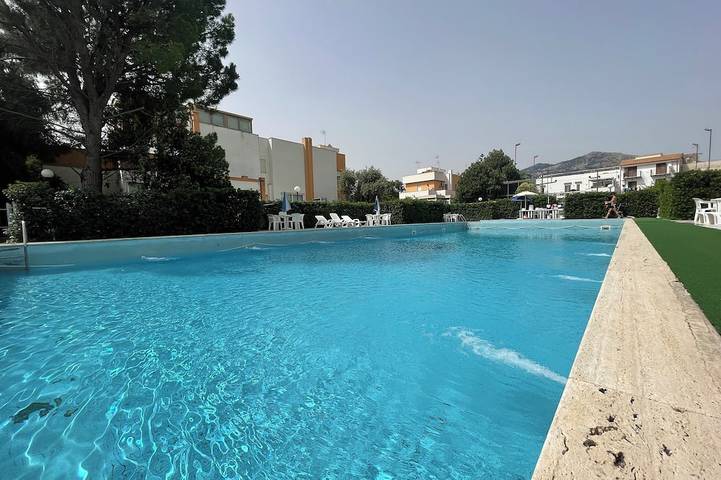 Ganze Wohnung, Cozy apartment just minutes from the beautiful Mondello beach. in Mondello, Palermo