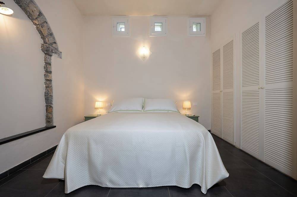 Villacastelloportovenere With Large Garden And Memorable Sea View in Portovenere, Porto Venere Municipality