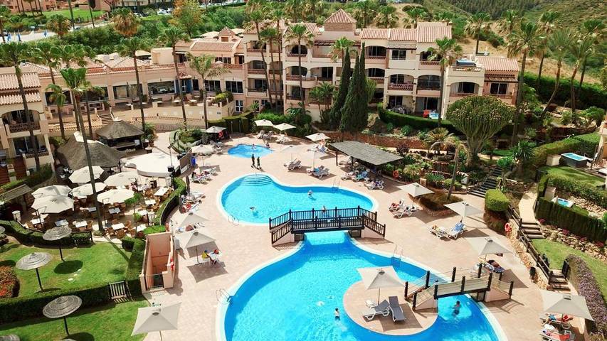 Apartahotel para 4 personas, con piscina además de jardín y piscina para niños en Costa del Sol